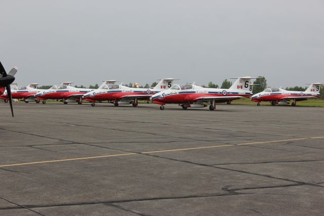 11-4081 — - Spectacle aérien aéroport des cantons Bromont QC 16-08-2014 CZBM Snow Birds Forces Canadiennes