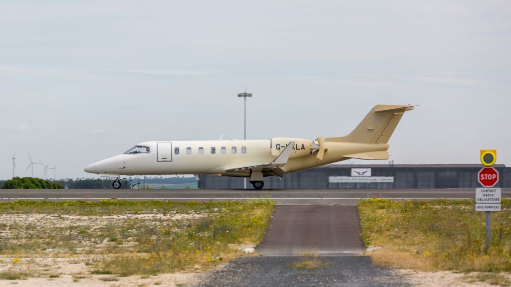 Learjet 40 (G-UXLA)
