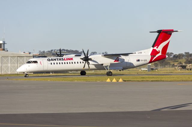 de Havilland Dash 8-400 (VH-QOS) - QantasLink (VH-QOS) Bombardier DHC-8-402Q taxiing at Wagga Wagga Airport.