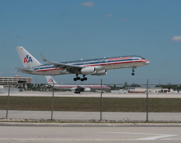 BOEING 767-200 (N605AA)