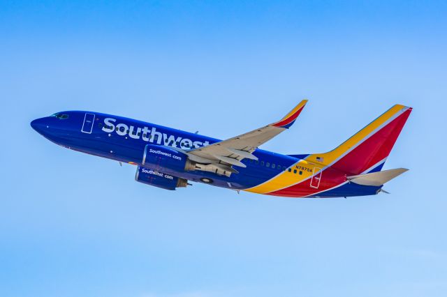 Boeing 737-700 (N7875A) - A Southwest Airlines 737-700 taking off from PHX on 2/16/23. Taken with a Canon R7 and Tamron 70-200 G2 lens.