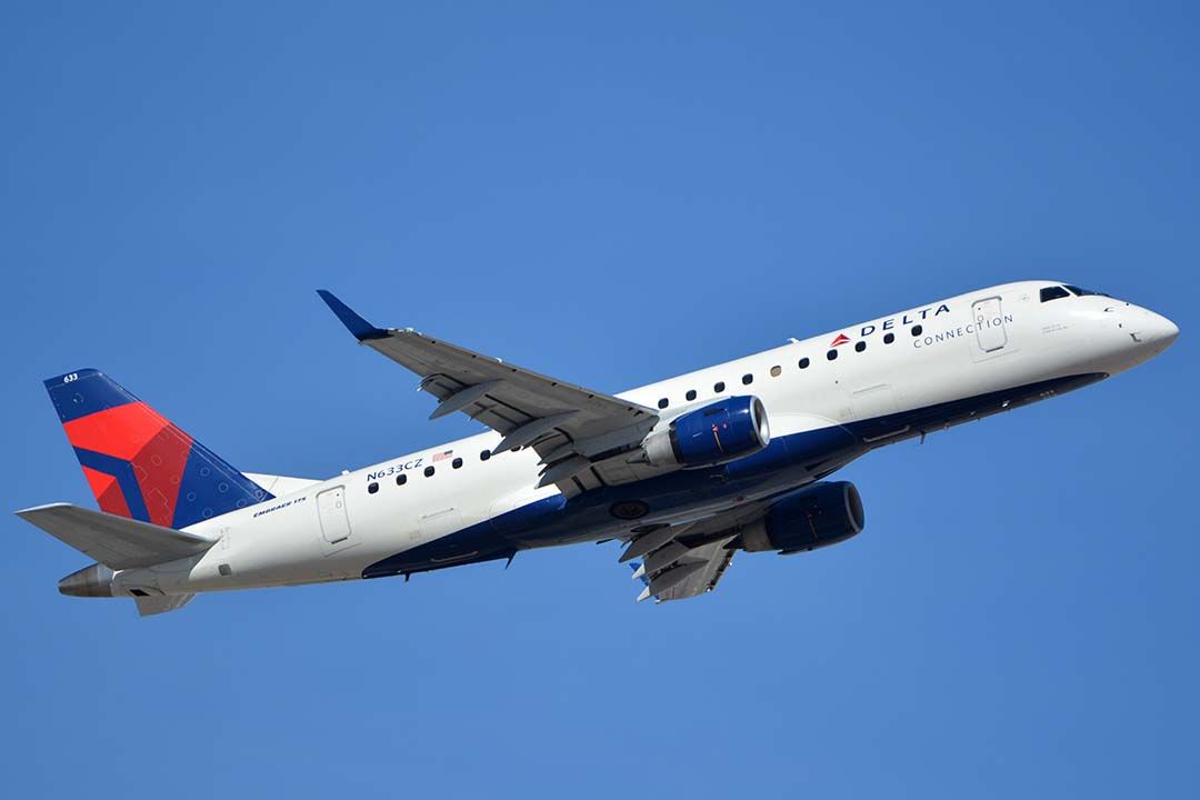 Embraer ERJ 175 (N633CZ) - Delta Connection Embraer 175LR N633CZ at Phoenix Sky Harbor on January 21, 2016. It is operated by Compass Airlines. It first flew as PT-SFW. Its construction number is 17000245. It was delivered to Compass on September 30, 2008. 