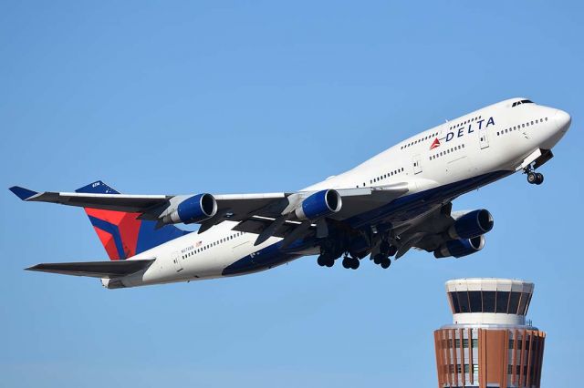 Boeing 747-400 (N674US) - Delta Boeing 747-451 N674US departing Phoenix Sky Harbor for Birmingham-Shuttlesworth International with the Alabama Crimson Tide on January 12, 2016. It first flew on September 30, 1999. Its construction number is 30269. It was delivered to Northwest on October 18, 1999. It was merged into the Delta fleet on October 29, 2008. 