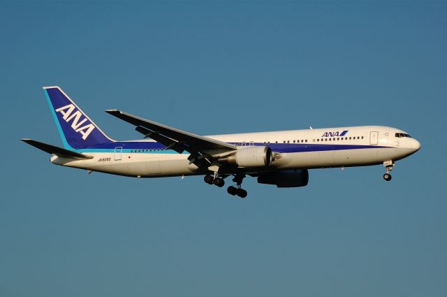 BOEING 767-300 (JA8285) - 2011-09-28