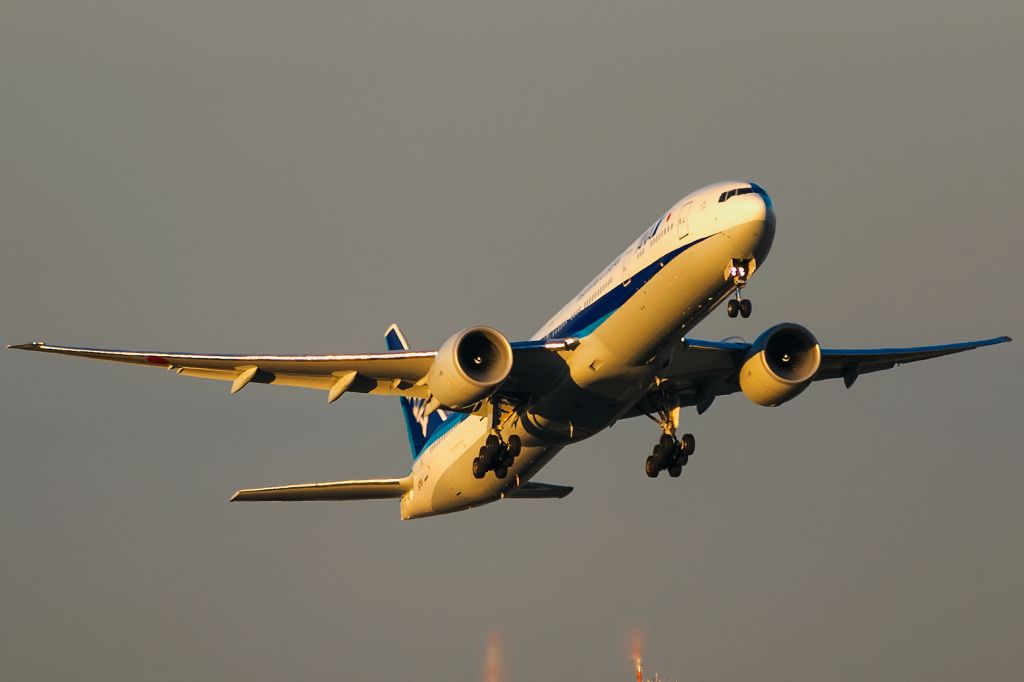 Boeing 777-200 (JA790A) - evening, nearly the same position as JA691A several days before. This is not the same airliner!!