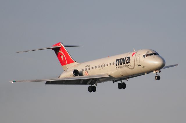 McDonnell Douglas DC-9-30 (N8978E) - Seen at KDCA on 3/27/2010.