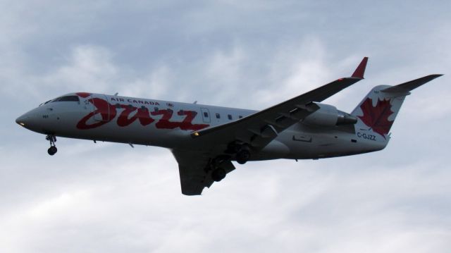 Canadair Regional Jet CRJ-200 (C-GJZZ)