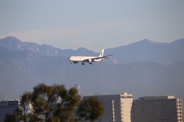 BOEING 777-300 (B-7882)