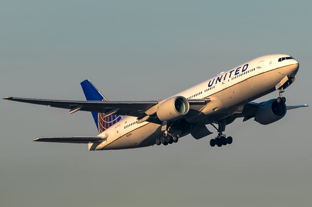 Boeing 777-200 (N224UA)