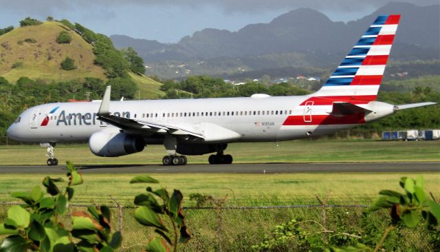 Boeing 757-200 (N185AN)