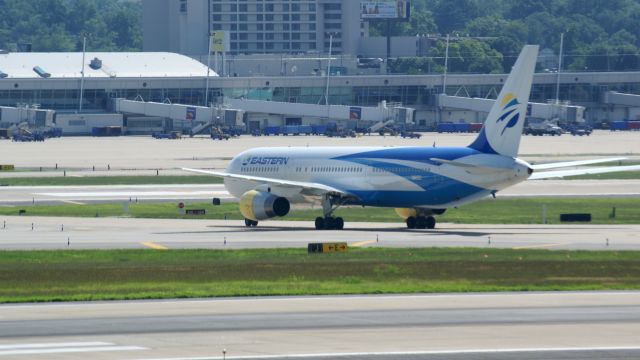 BOEING 767-300 (N703KW)