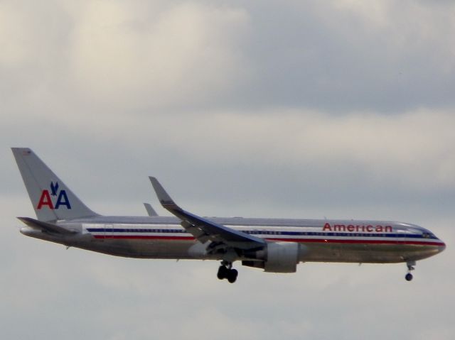 BOEING 767-300 (N397AN)