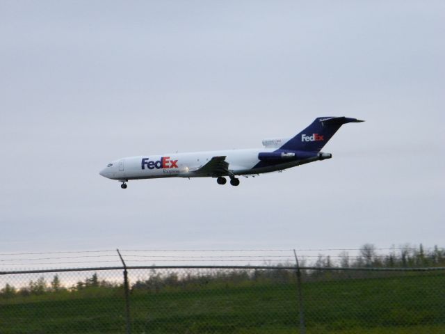 BOEING 727-200 (C-FMEY) - Fedex Landing Runway 29 Moncton, NB, Canada, 05/11/2010