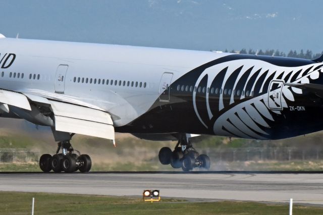 BOEING 777-300ER (ZK-OKN)