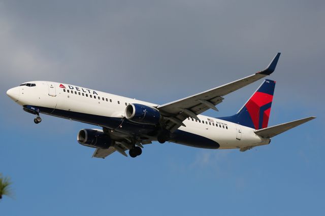 Boeing 737-800 (N3743H)