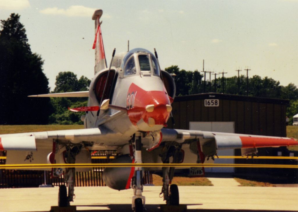 SINGAPORE TA-4 Super Skyhawk (15-8195)