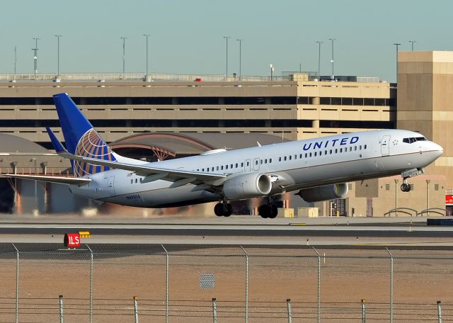 Boeing 737-900 (N69806)