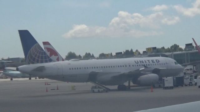 Airbus A320 (N431UA) - I'm not used to seeing US airlines as Foreign airlines from other countries.