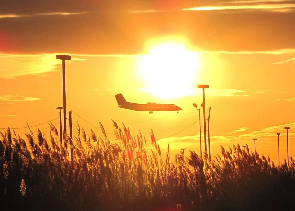 de Havilland Dash 8-100 — - Sunset at PHL