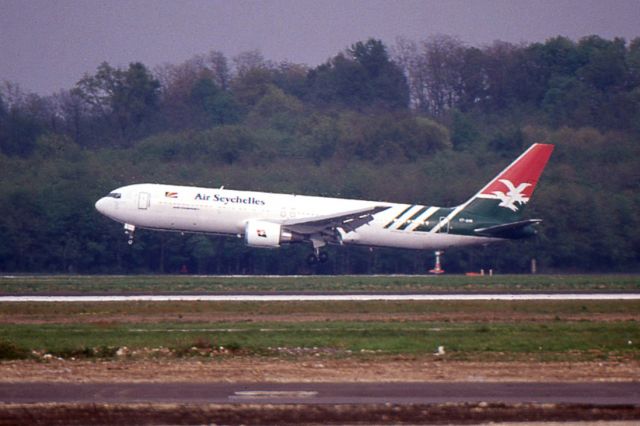 BOEING 767-300 (S7-AHM)