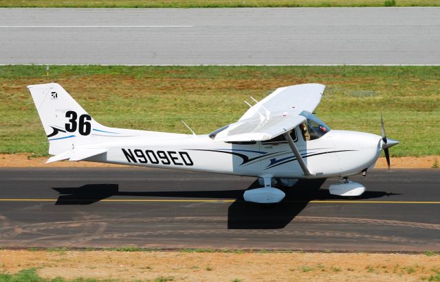 Cessna Skyhawk (N909ED)