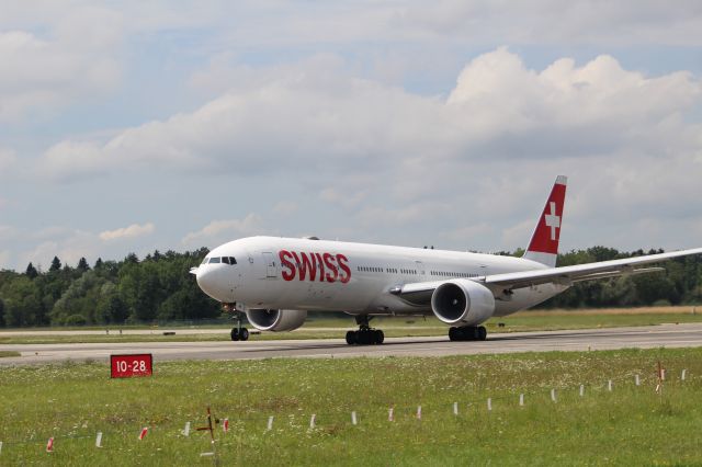 BOEING 777-300ER (HB-JNF)