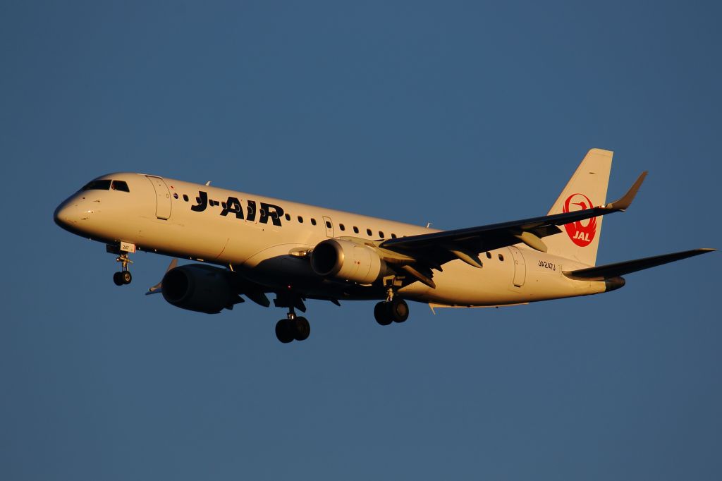 Embraer ERJ-190 (JA247J)
