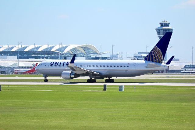 BOEING 767-300 (N652UA)