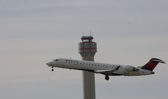 Canadair Regional Jet CRJ-700 (N641CA)