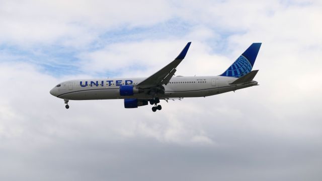 BOEING 767-300 (N677UA)