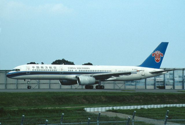 Boeing 757-200 (B-2822) - Taxing at Narita Intl Airport on 2003/08/06