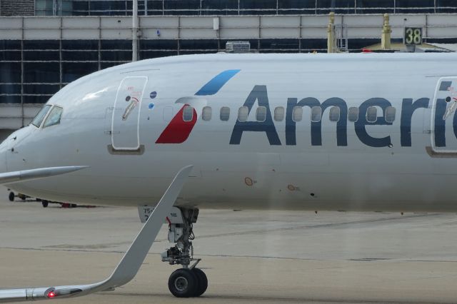 Boeing 757-200 (N205UW)