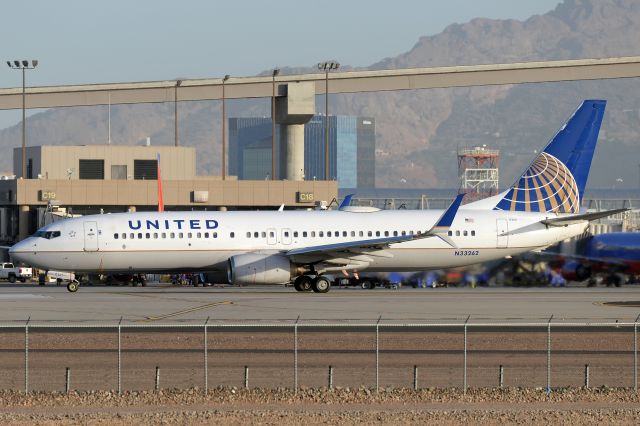 Boeing 737-800 (N33262)