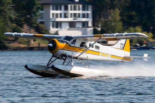 De Havilland Canada DHC-2 Mk1 Beaver (N17598) - Classic radial-engined Beaver shortly after touch down on Lake Washington.