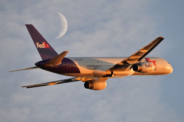 Boeing 757-200 (N934FD) - 23-L on 11-19-20. Flying past the moon.