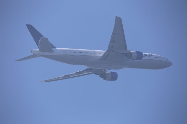 Boeing 777-200 (N784UA)