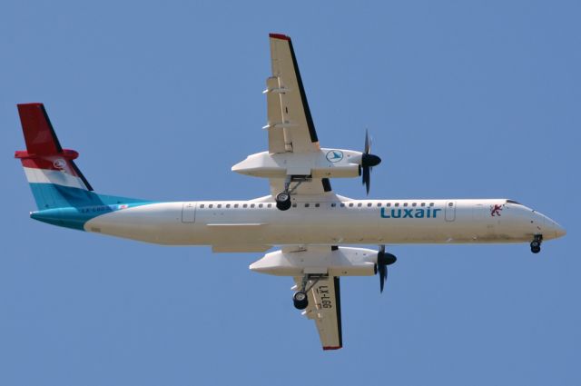 de Havilland Dash 8-400 (LX-LGG) - Kongelundsfortet RWY04L