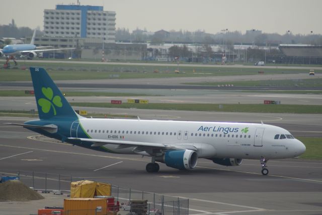 Airbus A320 (EI-EDS) - Aer Lingus A320-214 cn3755 taxien Schiphol to the gate 13-4-2022