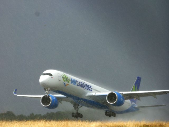 Airbus A350-900 (F-HMIL) - Sous l'orage décollage pour Paris Orly le 15 juin