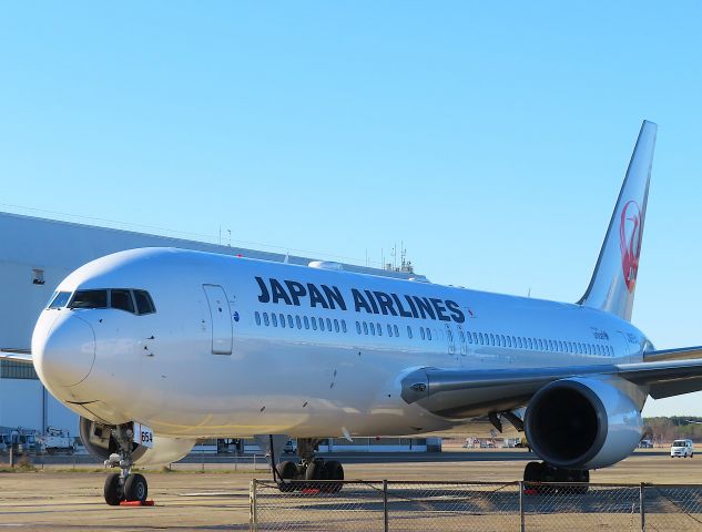 BOEING 767-300 (JA654J) - Photo taken on Dec 26, 2022.br /JL8121/26   NRT-HND