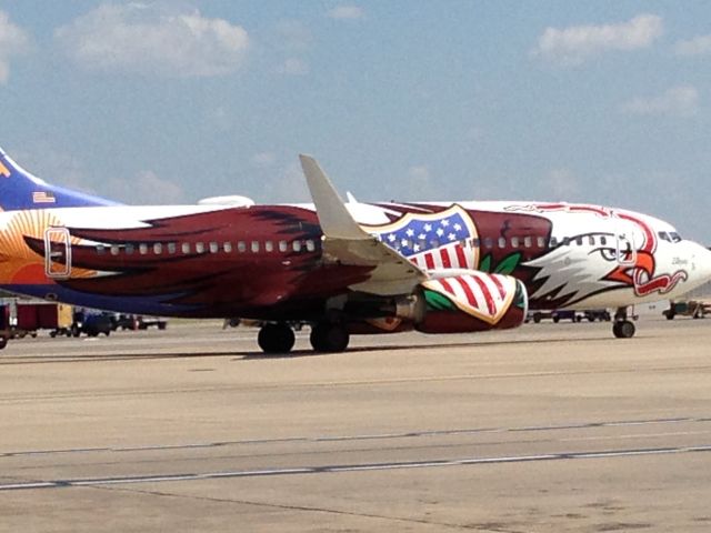 Boeing 737-700 (N918WN) - Illinois One sitting on the taxiway.