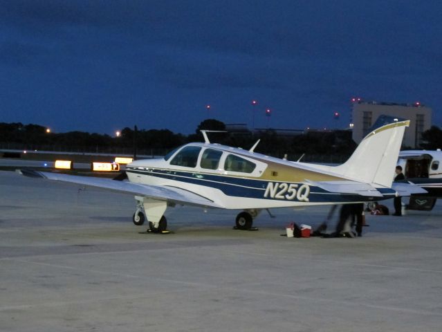 Beechcraft Bonanza (33) (N25Q)