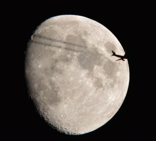 Boeing 757-200 (N951FD) - This is Fed Ex Flight 1316 a Boeing 757-2 Syracuse to Memphis just south of Cleveland at 38,000 ft. 510 mph passing the Moon. 07.12.19.