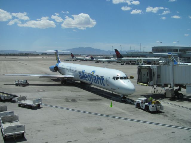 McDonnell Douglas MD-83 —