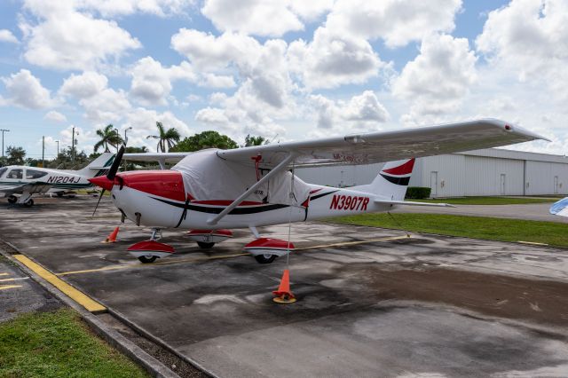 Cessna Skyhawk (N3907R)