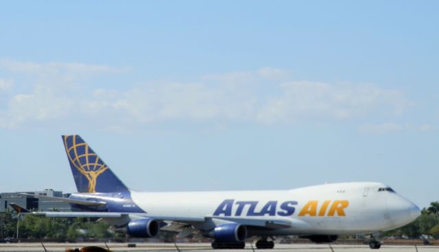 Boeing 747-400 (N496MC)