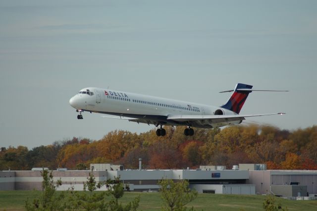 McDonnell Douglas MD-88 (N911DA) - a fall time shot of a md on a short fianl