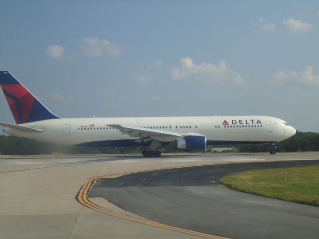 BOEING 767-300 (N190DN) - Taking Off on runway 27R