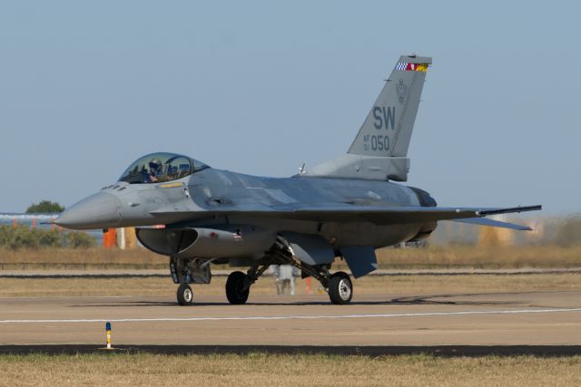 Lockheed F-16 Fighting Falcon —