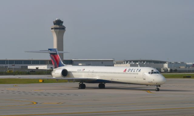 McDonnell Douglas MD-90 (N910DN) - Delta Air Lines McDonnell Douglas MD-90-30 N910DN in Detroit